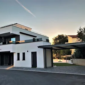 https://villa-joka.in-istria.net